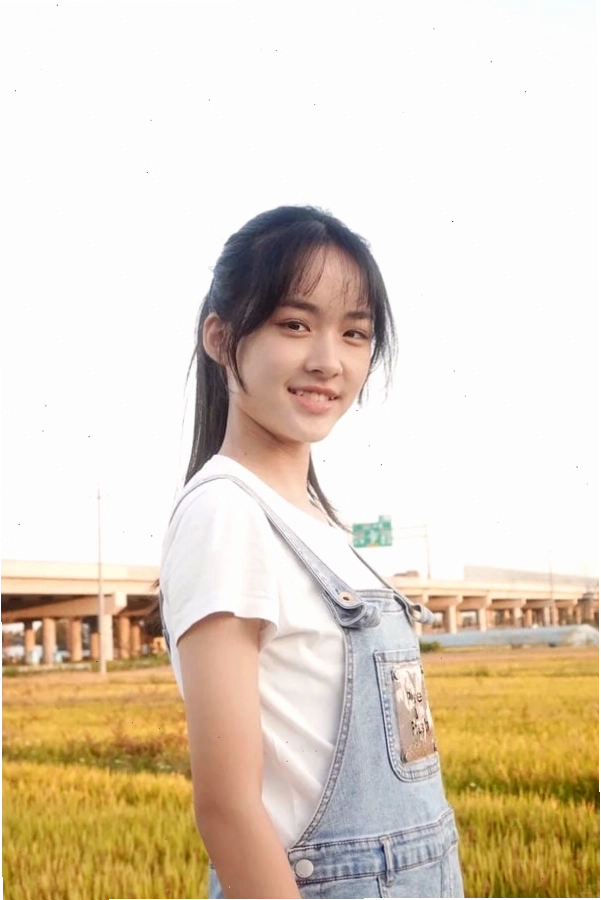 Ảnh gái xinh K11 bên hoa và thiên nhiên