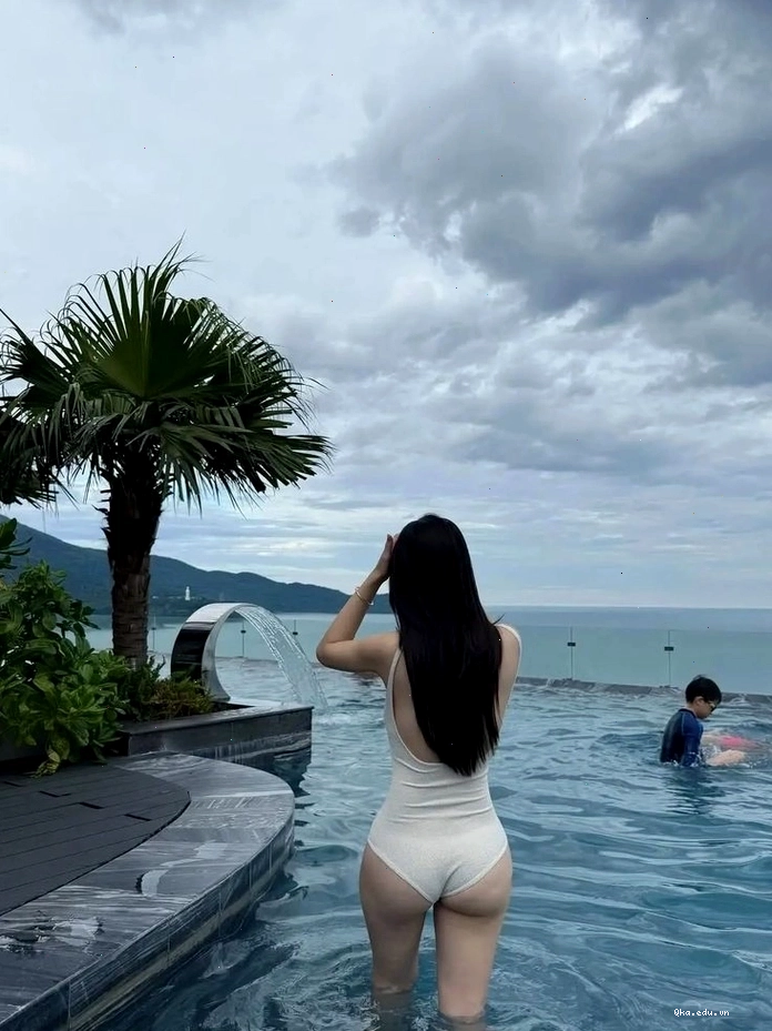 Ảnh gái xinh mông to với thần thái nổi bật