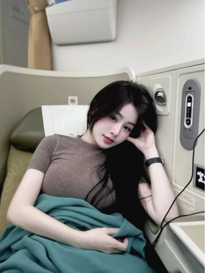 Ảnh gái xinh tóc dài dễ thương pha lẫn nét sexy