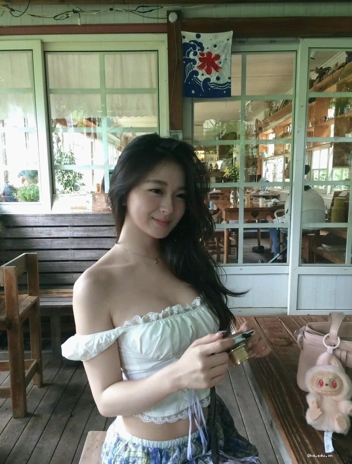 Ảnh gái xinh tóc dài nhẹ nhàng và mê hoặc