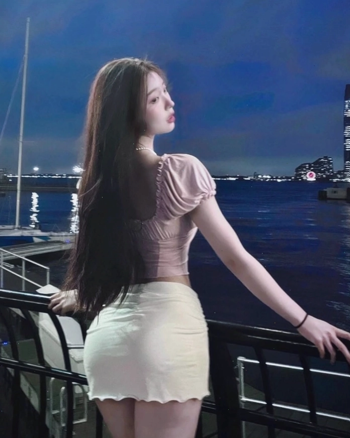 Ảnh gái xinh tóc dài với vẻ gợi cảm vừa đủ