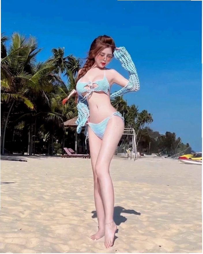 Ảnh nền ảnh gái đẹp đi biển mặc bikini khỏe khoắn