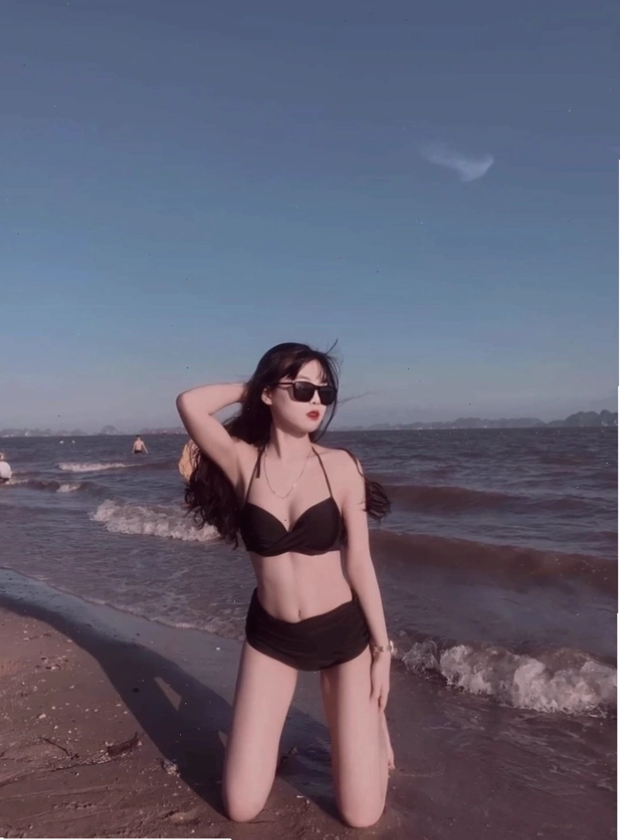 Ảnh nền ảnh gái đẹp đi biển mặc bikini trẻ trung