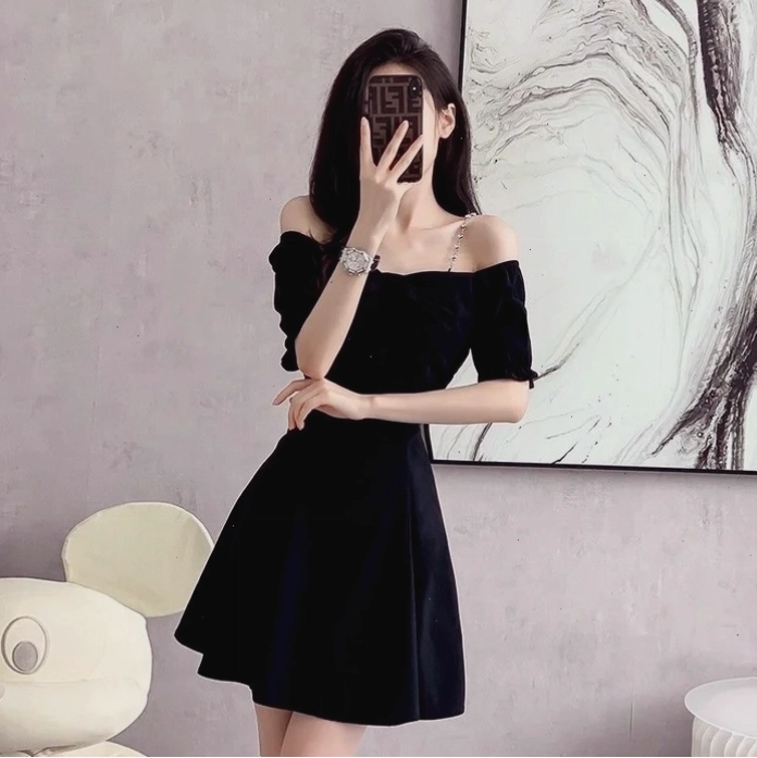 Ánh sáng đẹp tôn lên vẻ ngoài cuốn hút của cô gái che mặt bằng điện thoại