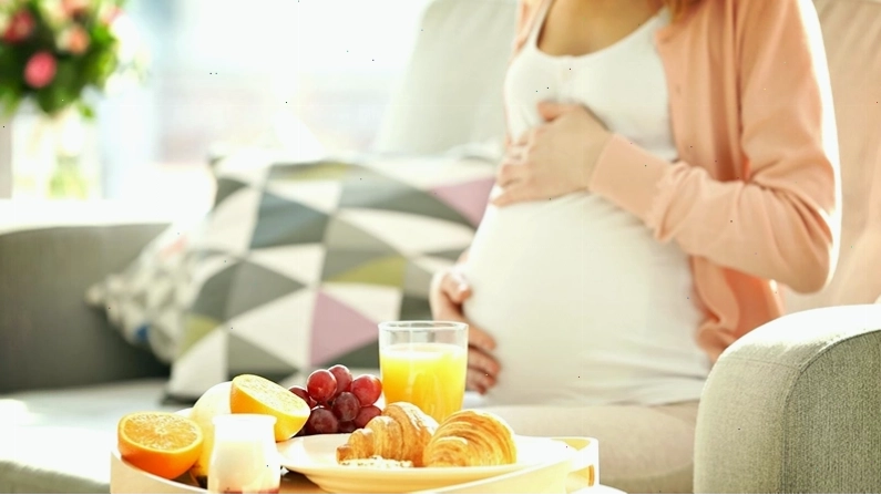 Bà bầu nên ăn đa dạng các loại rau xanh để bổ sung vitamin và chất xơ