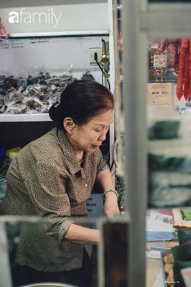 Bà chủ tiệm giò chả Quốc Hương