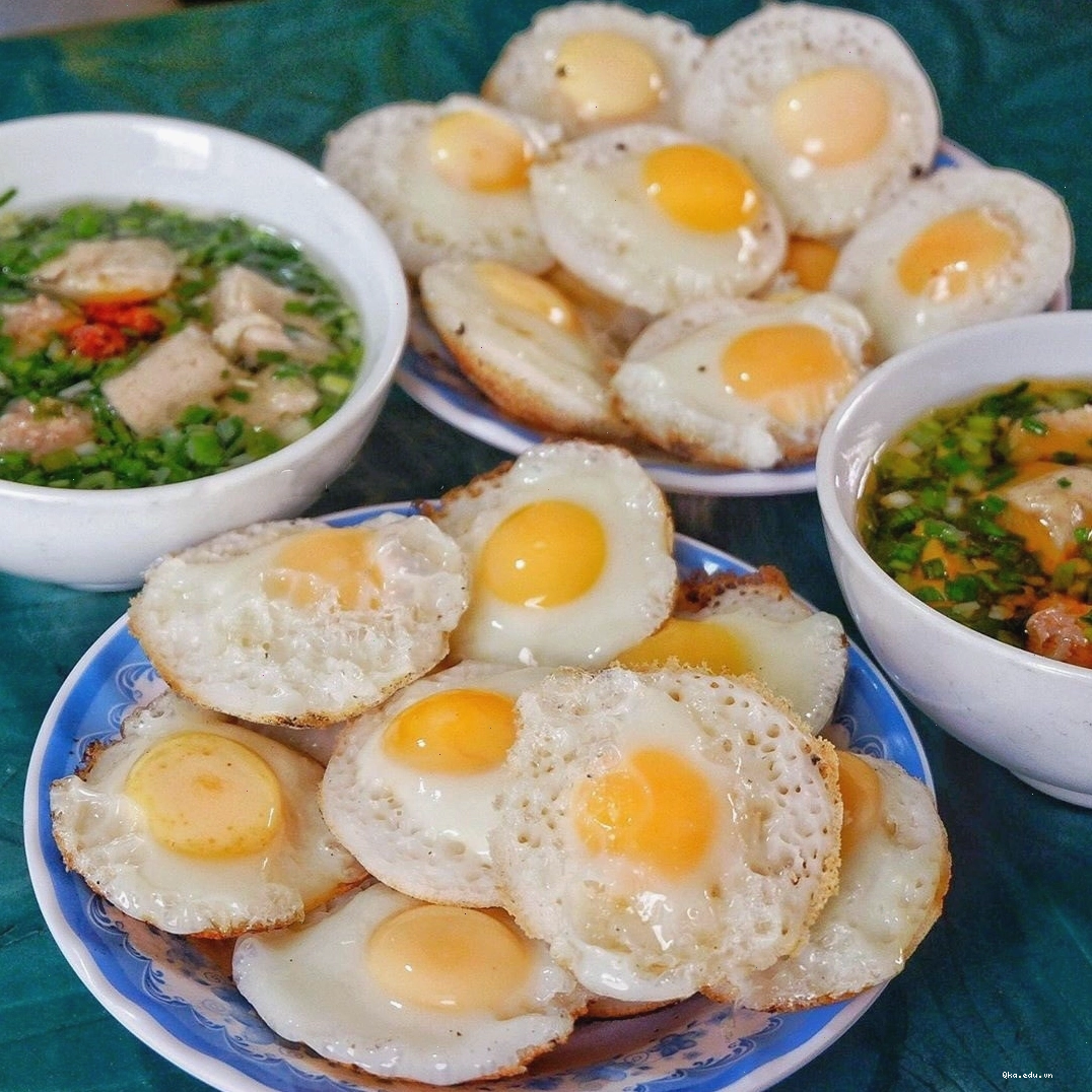 Bánh căn Đà Lạt nóng hổi với chén nước mắm pha loãng