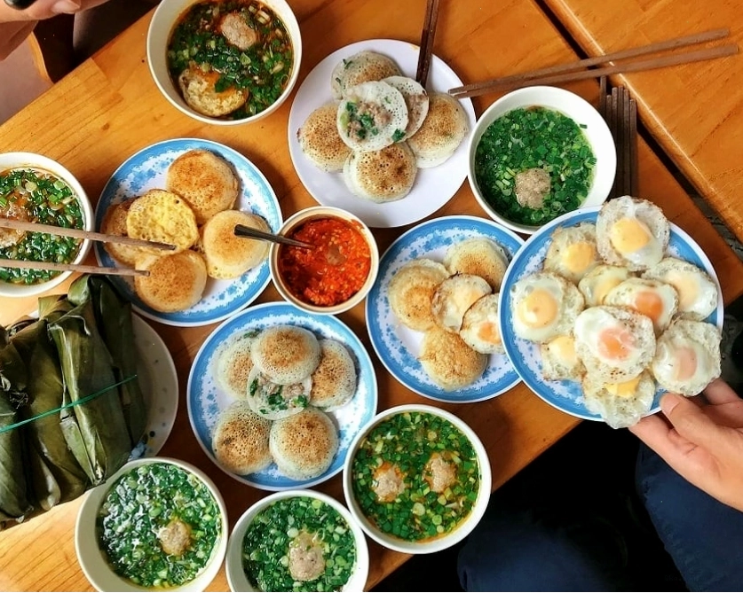 Bánh căn Nha Trang nóng hổi ăn kèm rau sống