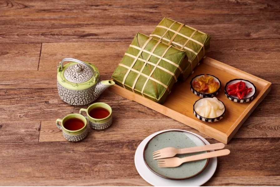 Bánh chưng xanh là món ăn truyền thống quen thuộc trong dịp Tết Việt Nam