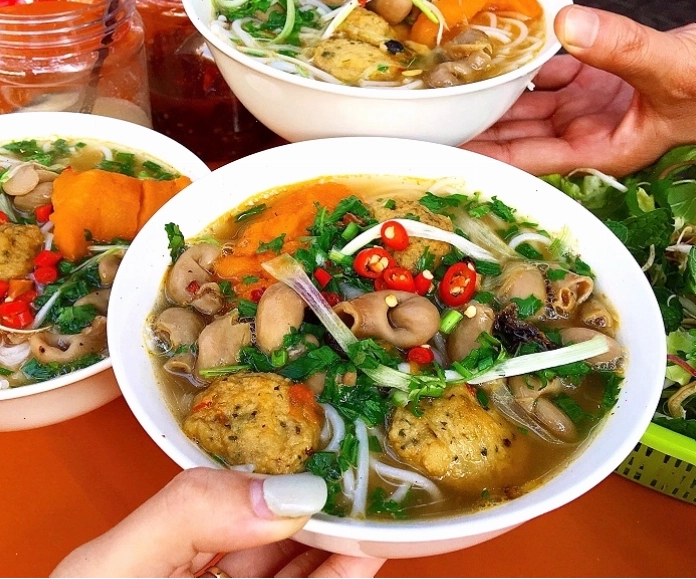 Bánh đa cua Hải Phòng với sợi bánh đỏ au và nước dùng đậm đà