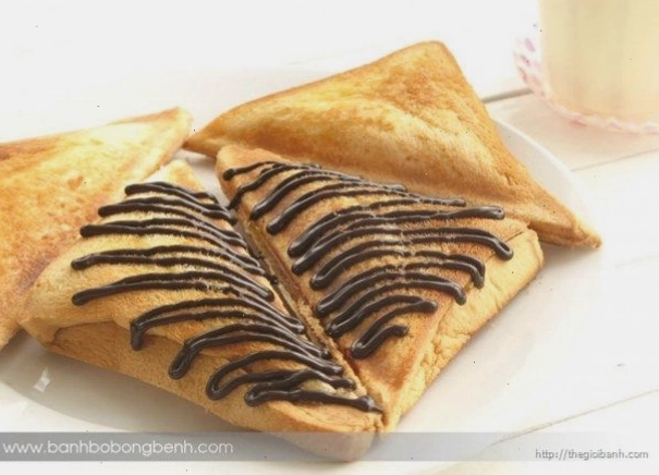 Bánh hotdog tam giác với lớp vỏ vàng ươm hấp dẫn