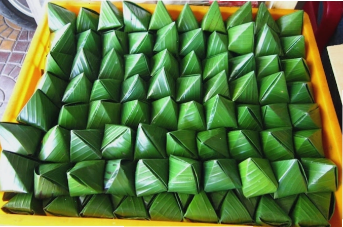 Bánh ít lá gai Bình Định với lớp vỏ nếp dai mềm và nhân đậu xanh thơm bùi