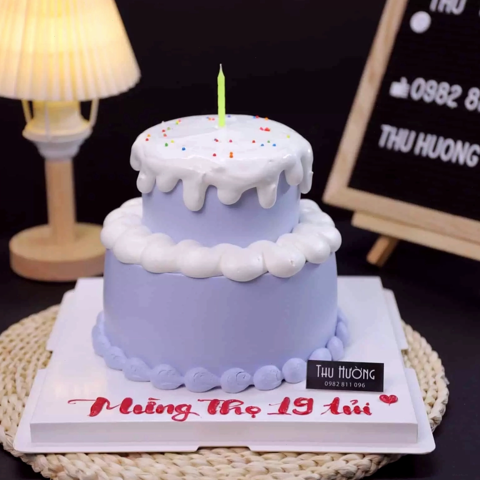 Bánh kem 2 tầng thiết kế đơn giản nhưng vẫn nổi bật nhờ sự kết hợp màu sắc hài hòa