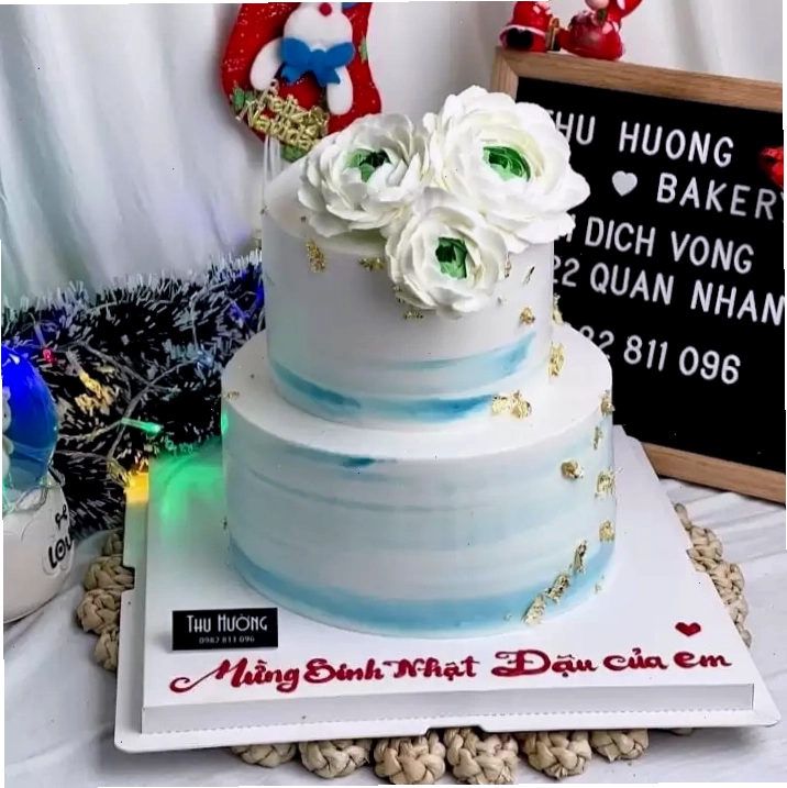 Bánh kem 2 tầng trang trí hoa kem đơn giản, phù hợp cho các dịp lễ, tiệc cưới
