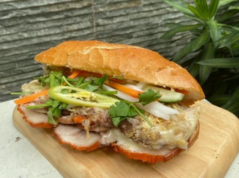 Bánh mì Sài Gòn với lớp vỏ giòn rụm và nhân thịt đầy đặn