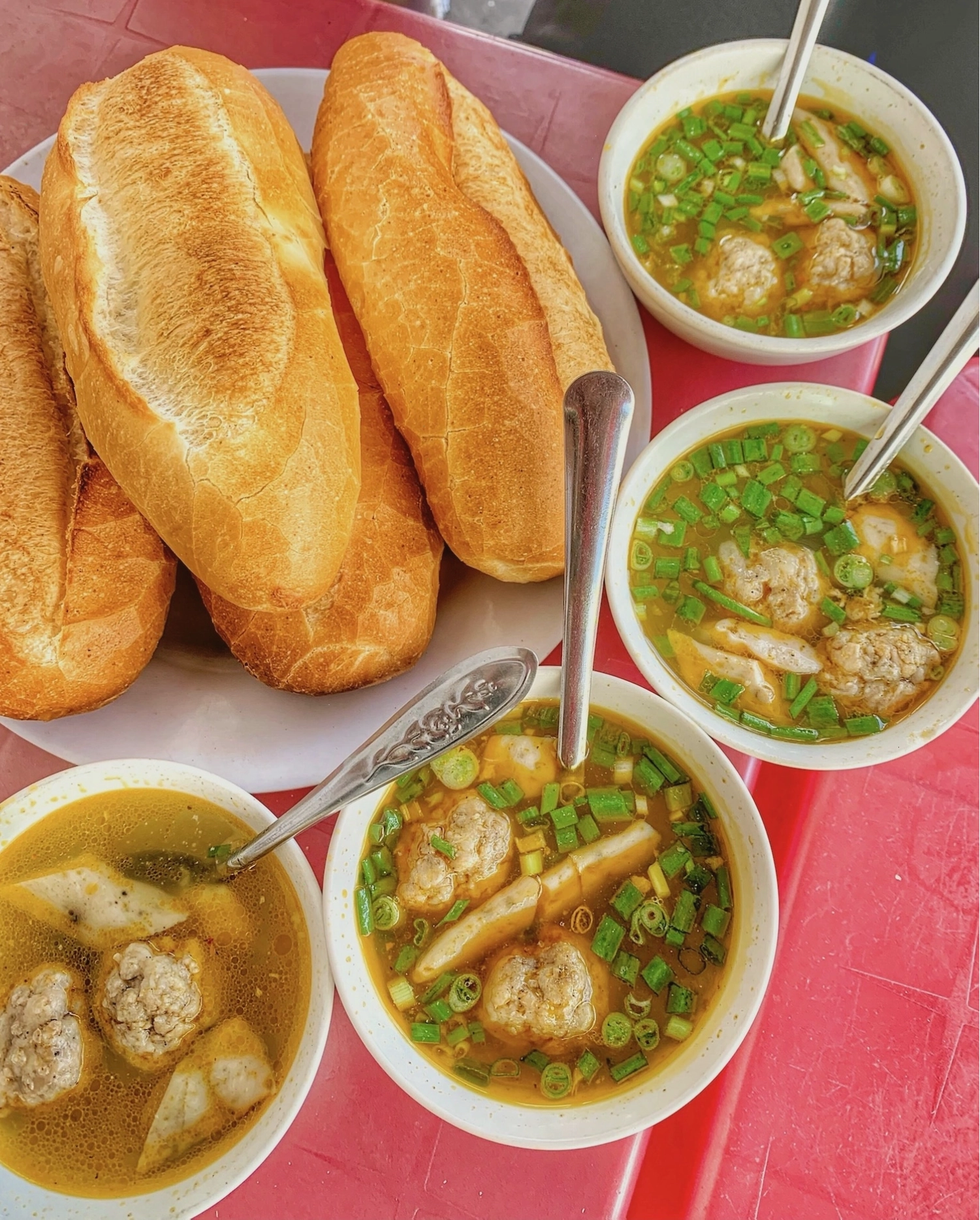 Bánh mì xíu mại Đà Lạt với nước dùng đậm đà
