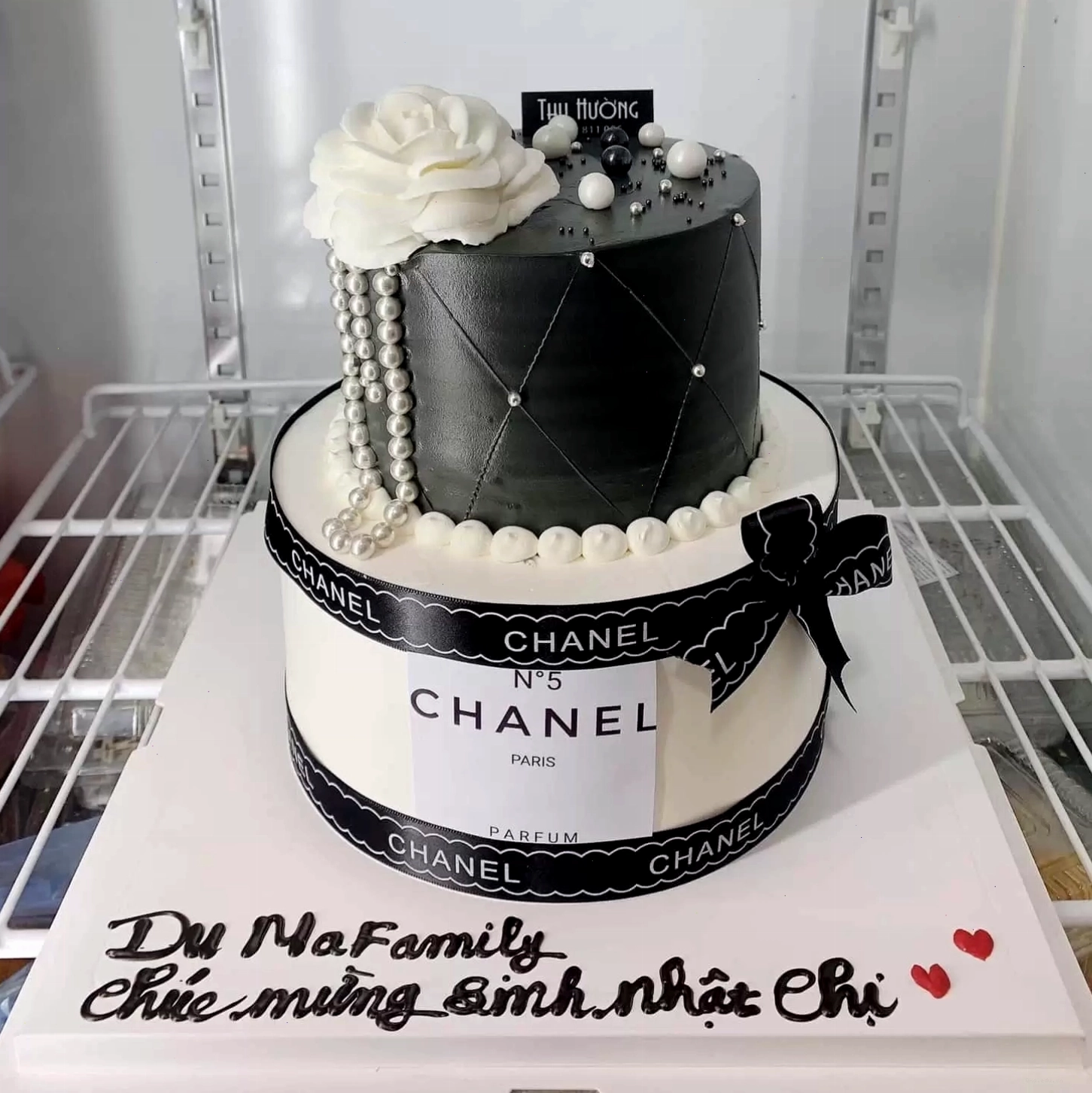Bánh sinh nhật 2 tầng phong cách Chanel sang chảnh, thời thượng