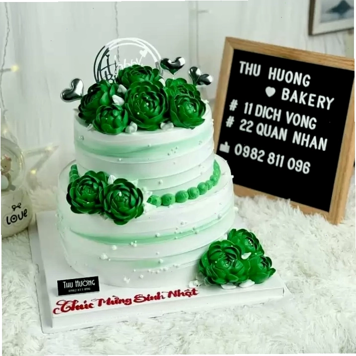 Bánh sinh nhật hai tầng trang trí hoa trà thanh lịch