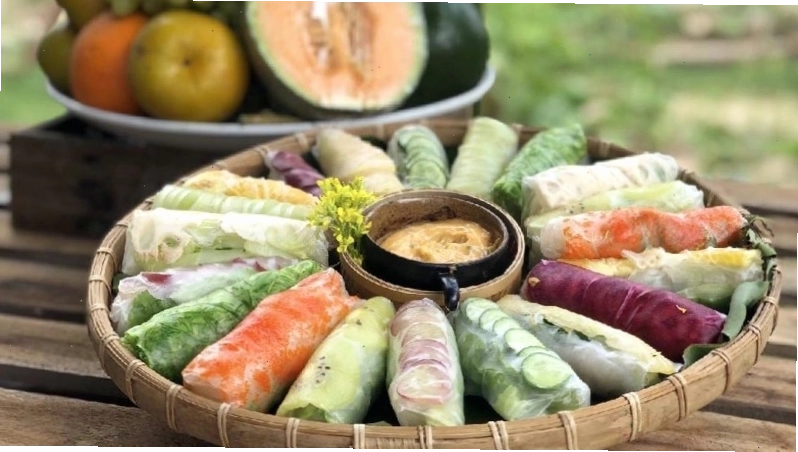 Bánh tráng cuốn trái cây tươi ngon, hấp dẫn