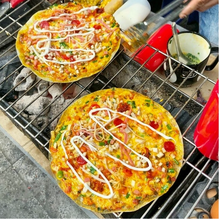 Bánh tráng nướng Đà Lạt với nhiều loại topping hấp dẫn