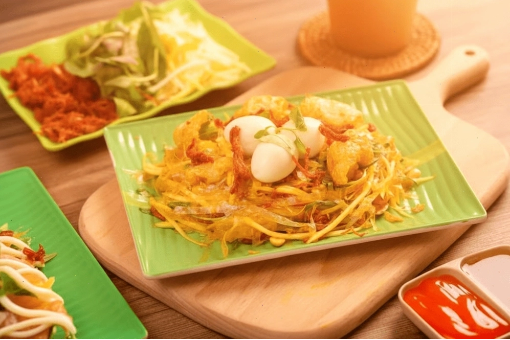 Bánh tráng trộn Sài Gòn với đầy đủ nguyên liệu hấp dẫn