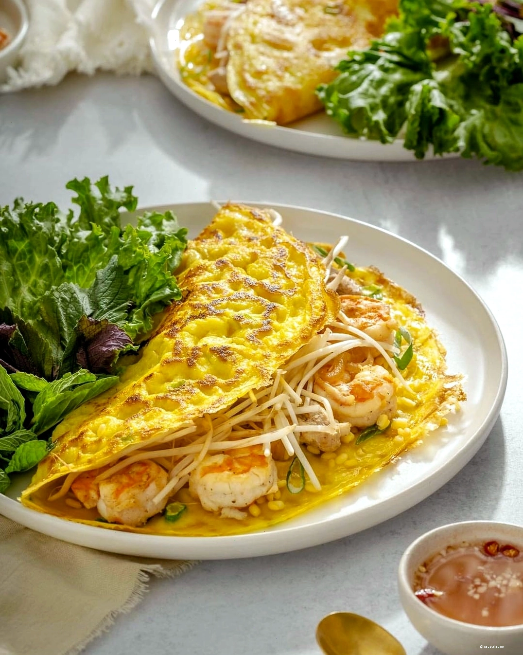 Bánh xèo Cần Thơ giòn rụm với nhân tôm thịt hấp dẫn
