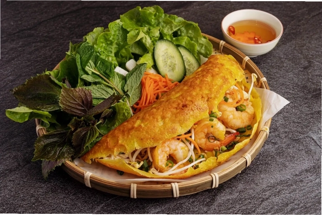 Bánh xèo giòn nóng với nhân tôm thịt đầy đặn