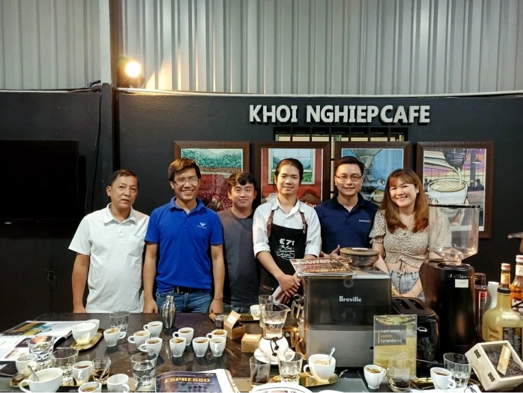 Barista thực hành kỹ thuật latte art