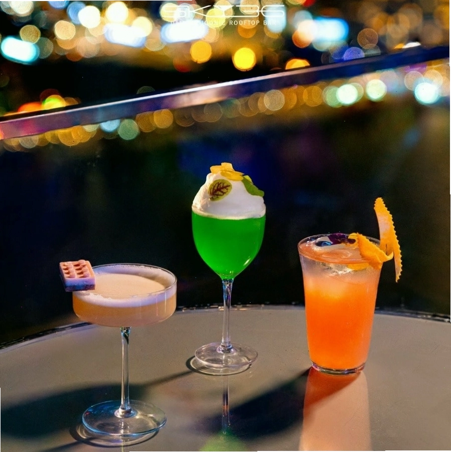 Bartender chuyên nghiệp đang pha chế cocktail