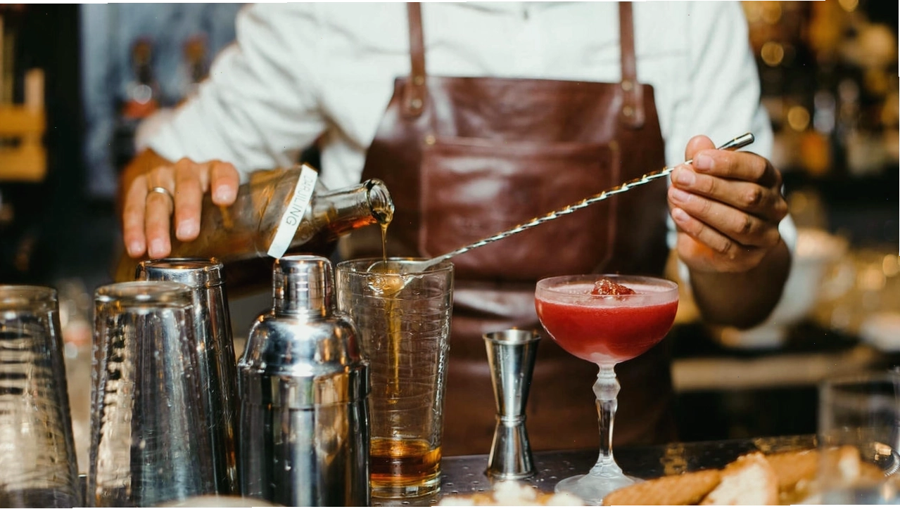 Bartender đang thực hiện pha chế cocktail chuyên nghiệp