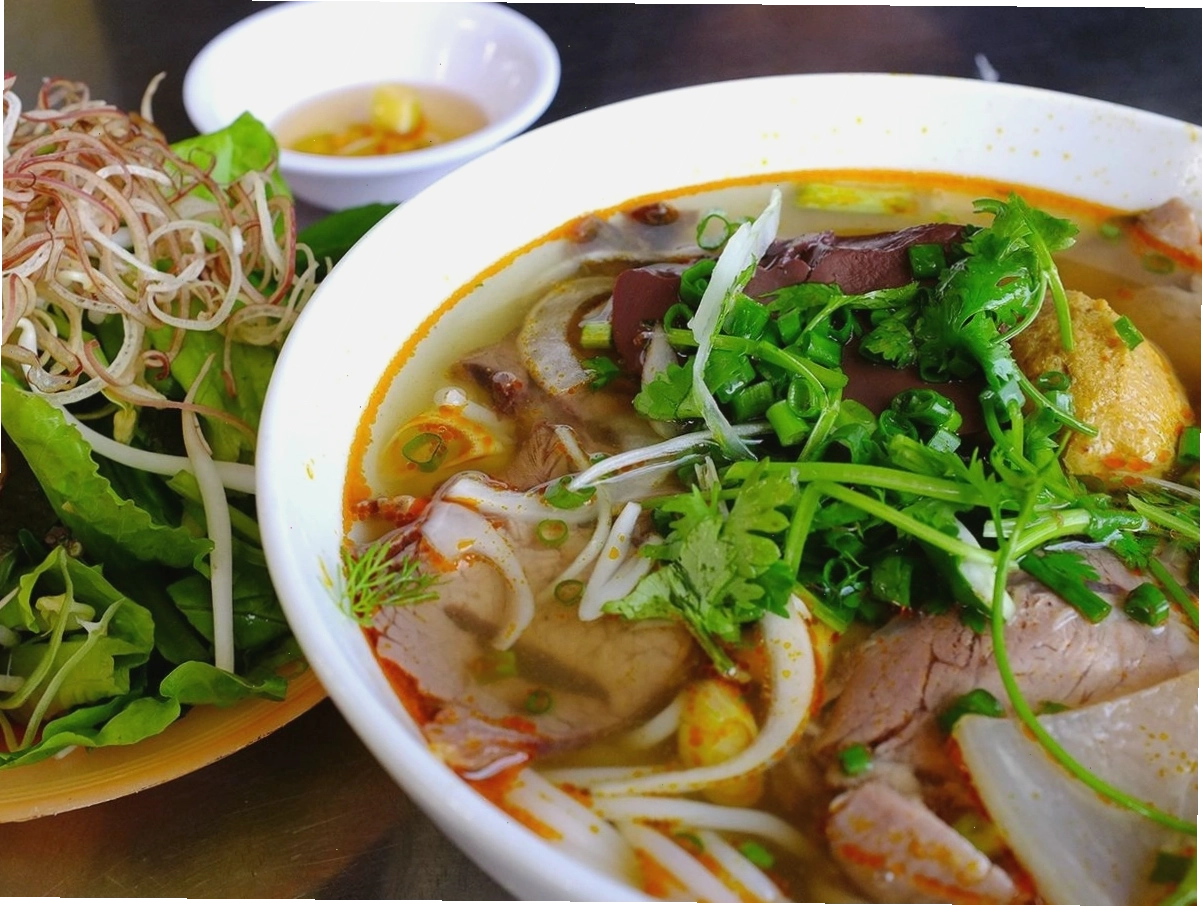 Bát bún bò Đà Nẵng với nhiều loại thịt và rau sống