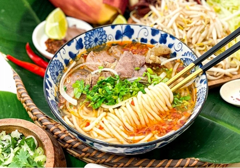 Bát bún bò Huế cay nồng, hấp dẫn với đầy đủ thịt và rau sống