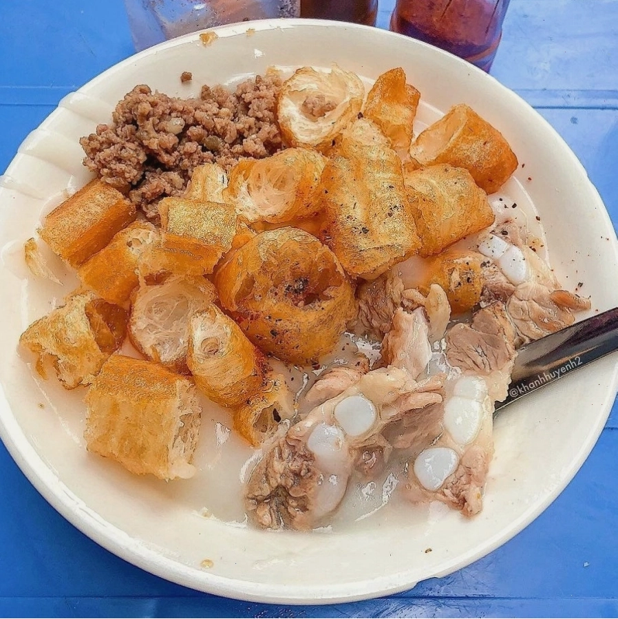 Bát bún ốc riêu nóng hổi với ốc béo ngậy