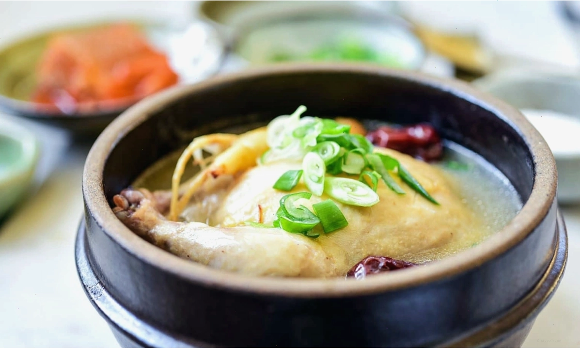 Bát canh gà hầm sâm Samgyetang nóng hổi, đầy đủ nguyên liệu bổ dưỡng