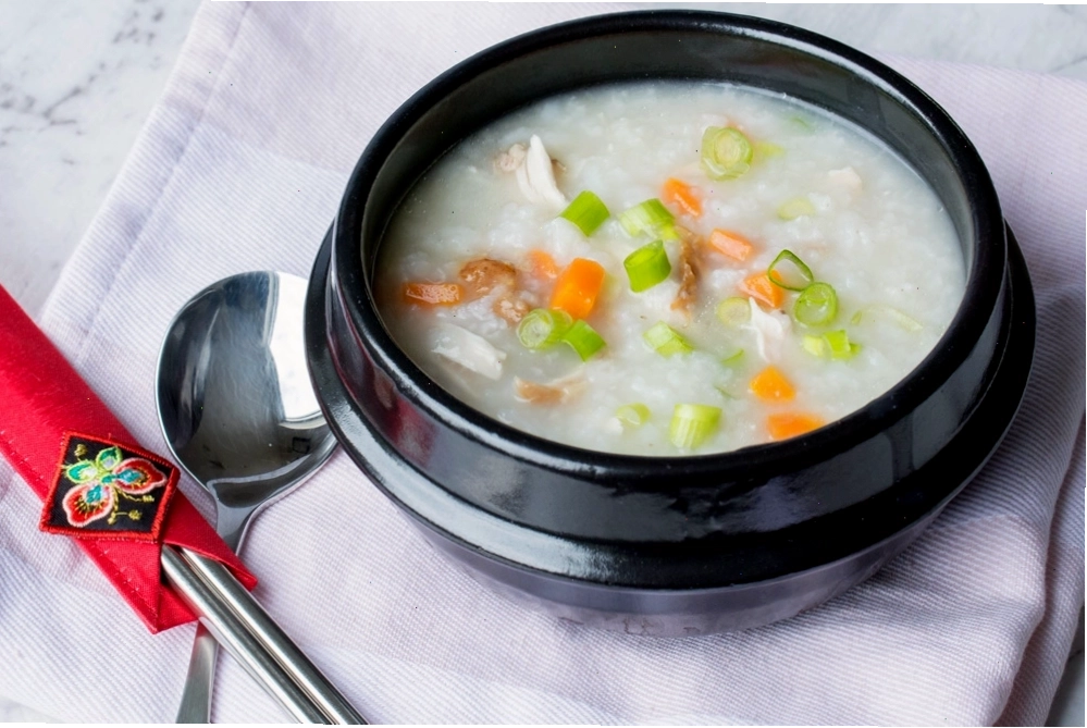 Bát cháo gà Dakjuk nóng hổi, thơm ngon