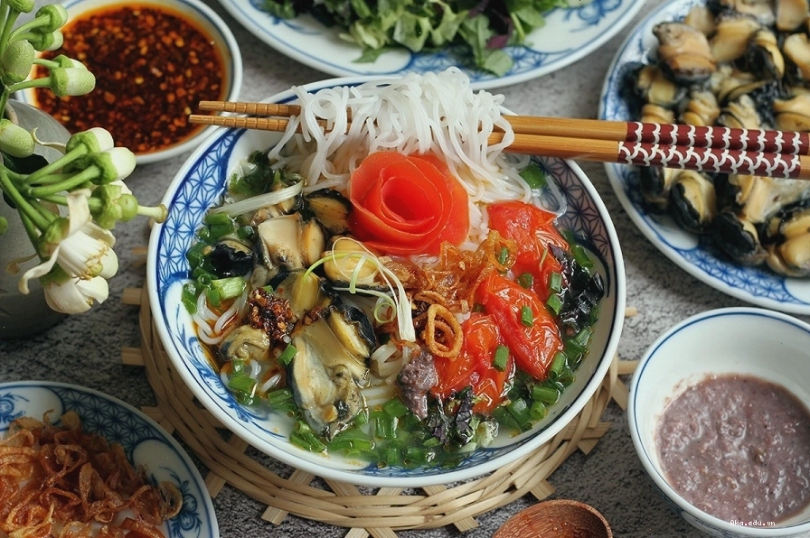 Bát chè sen long nhãn hấp dẫn, thanh mát