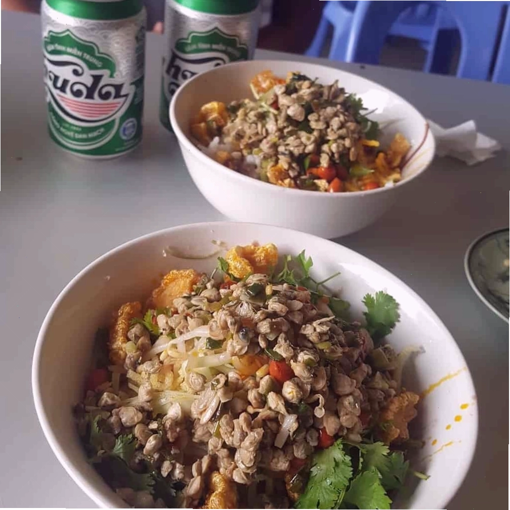 Bát cơm hến đặc sản Huế với đầy đủ các loại topping hấp dẫn