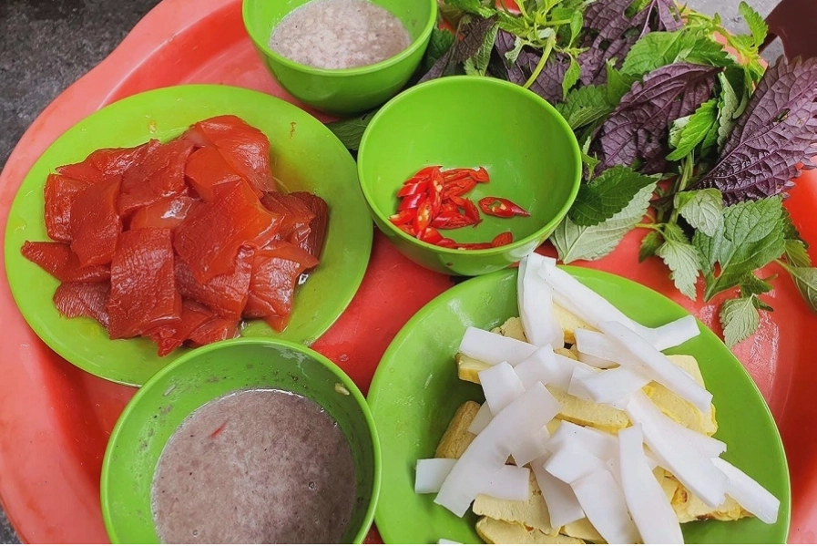 Bát nộm bò khô trộn đều, hấp dẫn
