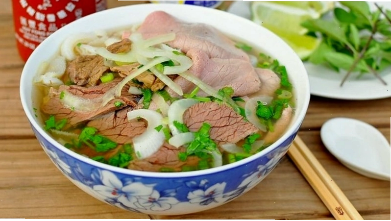 Bát phở bò Hà Nội nóng hổi với đầy đủ topping hấp dẫn
