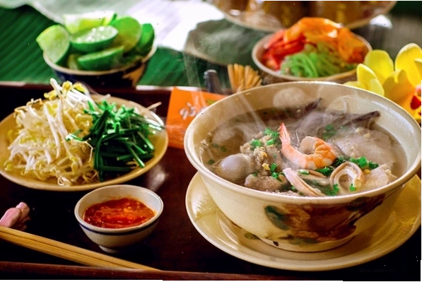Bát phở bò nóng hổi với bánh phở mềm và thịt bò tươi ngon