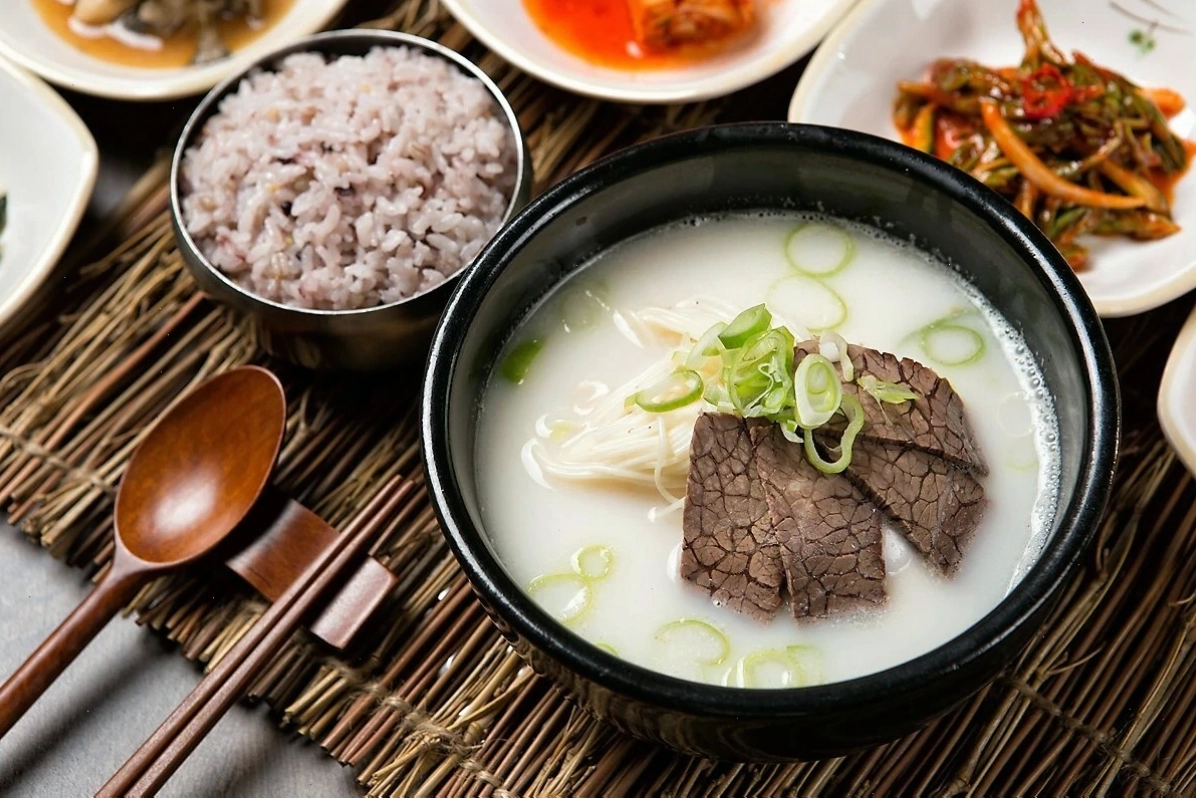 Bát súp Yukgaejang đỏ cay với thịt bò xé sợi và rau củ