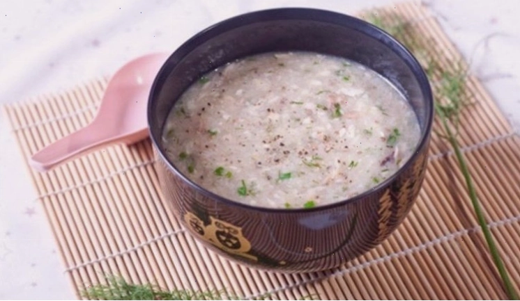 Bổ sung khoáng chất với cháo gà cho bé nấu cùng nấm hương và rau cải
