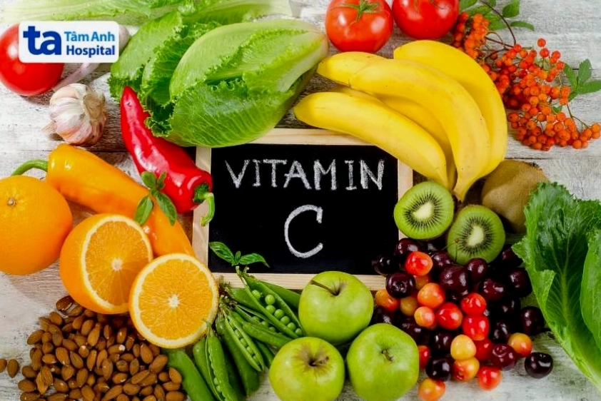 Bổ sung vitamin C vào chế độ ăn giúp tăng cường hấp thu sắt cho người thiếu máu