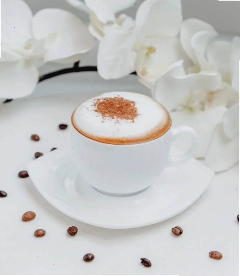 Bột cacao được rắc lên bề mặt đồ uống tạo hình nghệ thuật