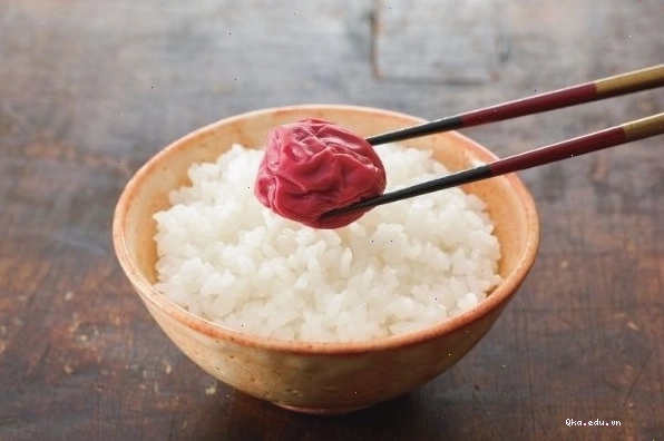 Bữa ăn thịnh soạn gồm nhiều món ăn Nhật Bản khác nhau
