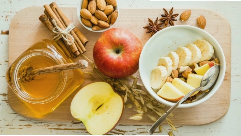 Bữa ăn trưa lành mạnh với cơm gạo lứt và ức gà