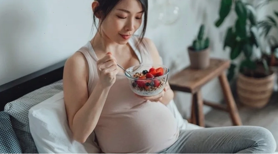 Bữa sáng cân đối với bánh mì nguyên cám, trứng và rau xanh, tốt cho mẹ bầu tiểu đường thai kỳ