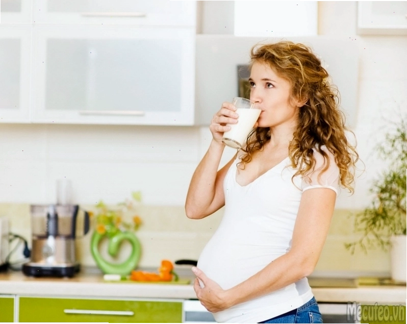 Bữa sáng dinh dưỡng với yến mạch và trái cây cho bà bầu