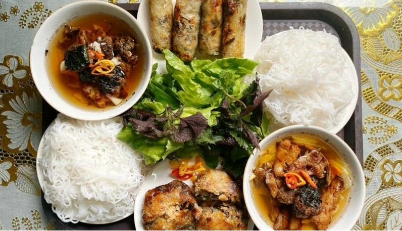 Bữa trưa hấp dẫn với bún chả Hà Nội, chả nướng thơm lừng