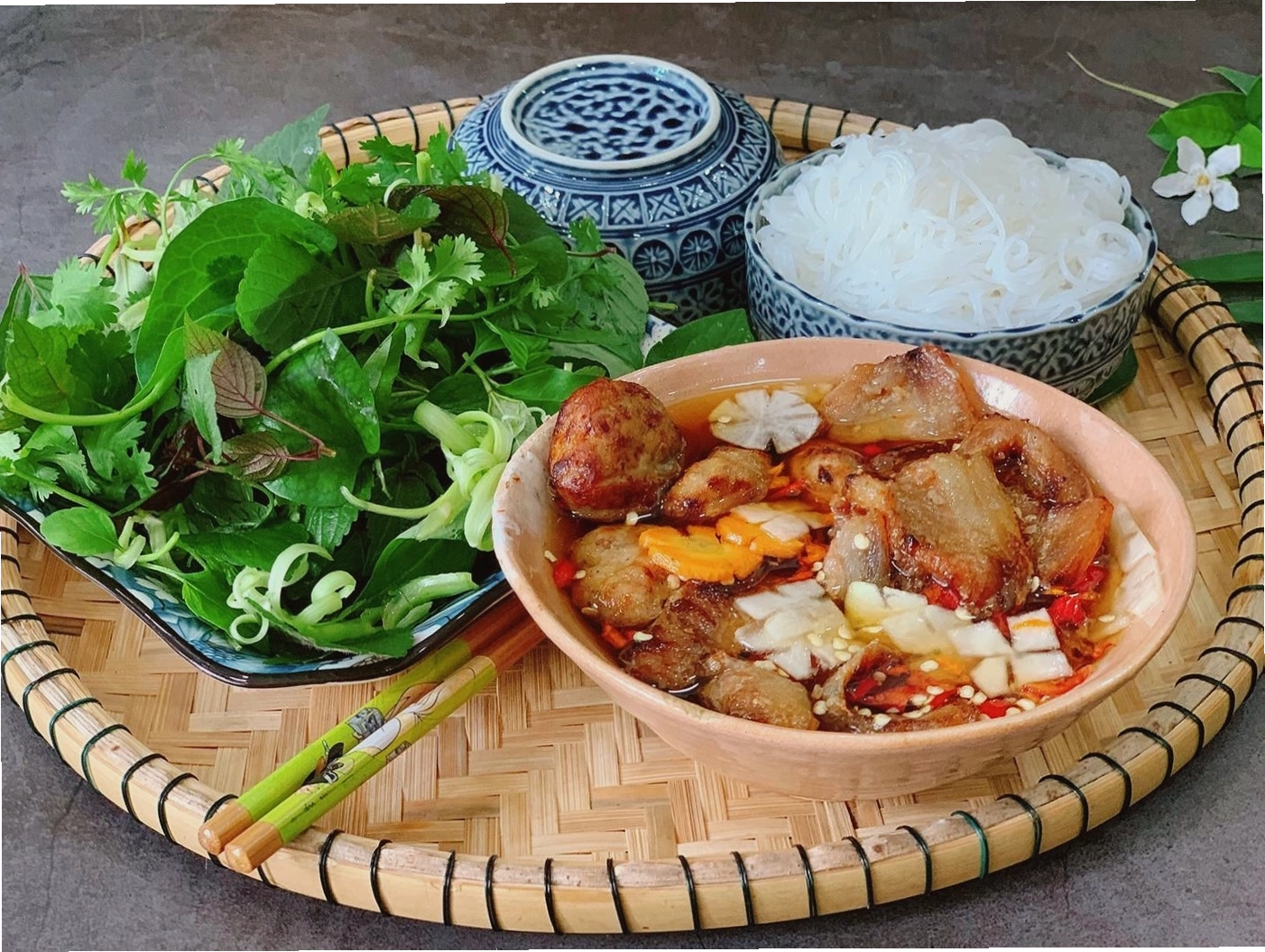 Bún chả Hà Nội với chả nướng thơm lừng và nước chấm đậm đà